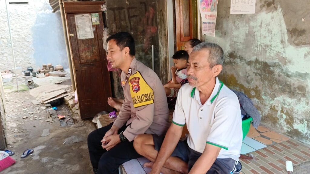 Bhabinkamtibmas Polsek Menes Melaksanakan Door To Door System untuk Meningkatkan Kemitraan dengan Warga 7 WhatsApp Image 2023 11 14 at 08.14.29