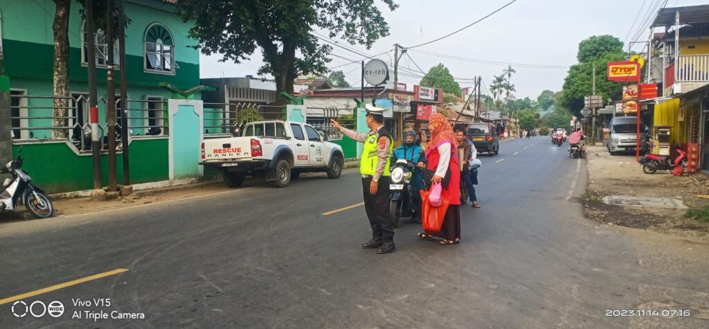 Personil Polsek Menes Rutin Lakukan Pengaturan Arus Lalu Lintas di Awal Pekan 8 WhatsApp Image 2023 11 14 at 08.55.59