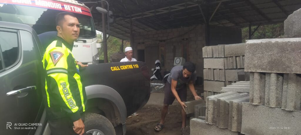 Personil Polsek Pandeglang Ambil Bahan Bangunan untuk Pembangunan Taman Lalulintas 1 WhatsApp Image 2023 11 14 at 16.55.38