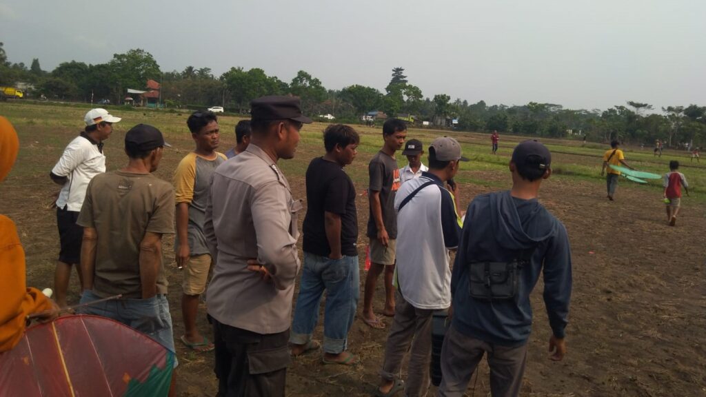 Polsek Carita Amankan Lomba Layang-Layang di Lapangan Kampung Kadongdong 4 WhatsApp Image 2023 11 14 at 19.07.23