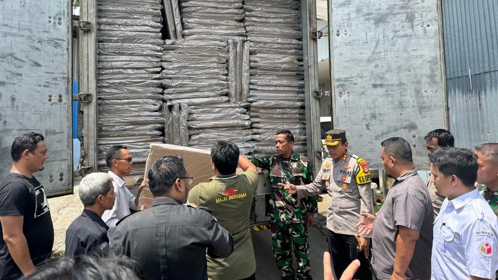 Kapolres Pandeglang Pantau Pendistribusian Tahap Pertama Logistik Pemilu 2024 7 WhatsApp Image 2023 11 15 at 12.33.02