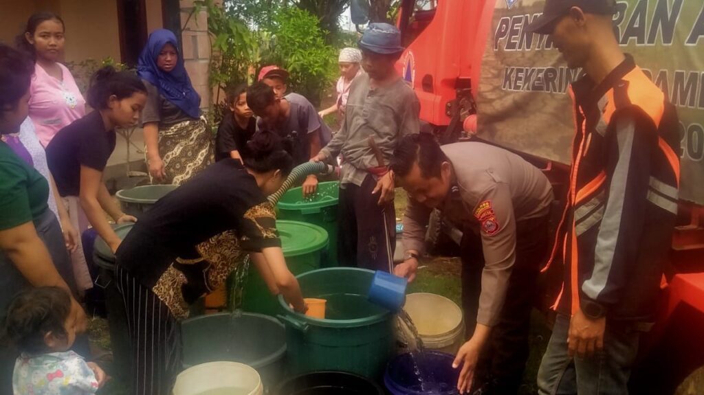 Bhabinkamtibmas Polsek Panimbang Ikut Serta Penyaluran Air Bersih 3 WhatsApp Image 2023 11 16 at 10.16.04