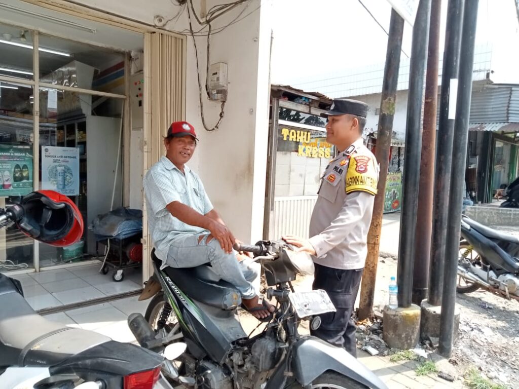 Bhabinkamtibmas Polsek Cikedal Sosialisasikan Keselamatan Berlalu Lintas kepada Tukang Ojek 7 WhatsApp Image 2023 11 16 at 11.26.30