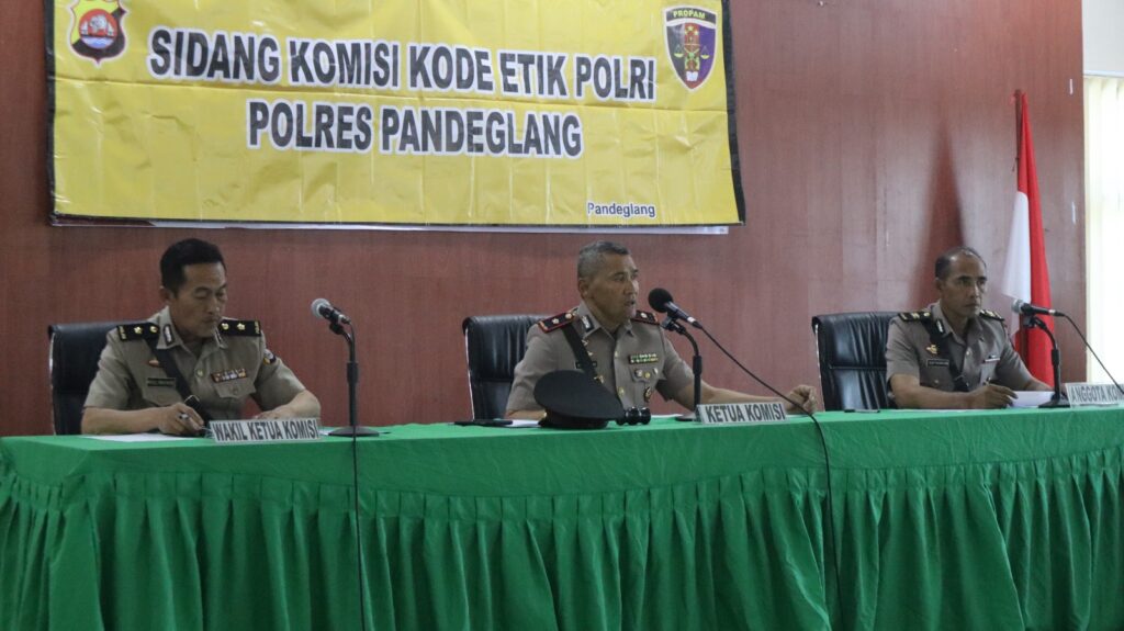 Polres Pandeglang Gelar Sidang Disiplin terhadap 2 Personel 9 WhatsApp Image 2023 11 16 at 12.09.17