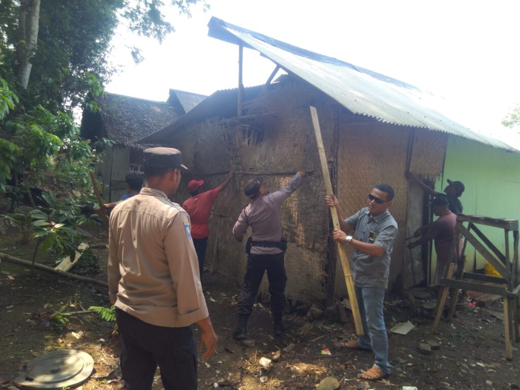 Kapolsek Carita Bedah Rumah Ibu Sumaenah yang Tak Layak Huni 10 WhatsApp Image 2023 11 16 at 12.53.43