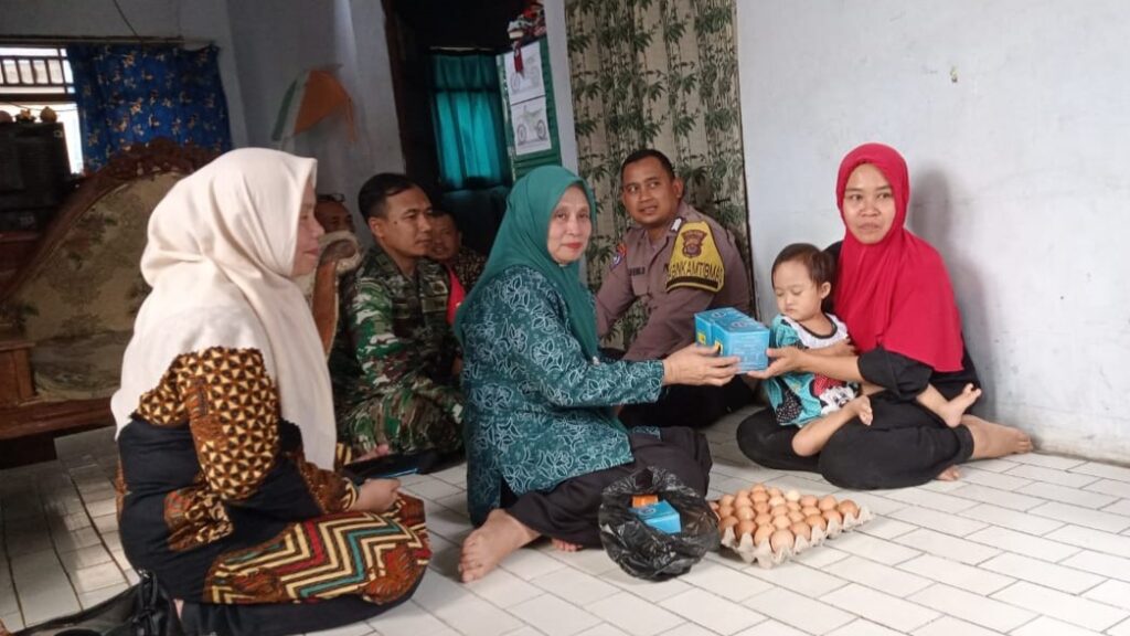 Upaya Bersama: Sidokkes Polres Pandeglang dan Stakeholder Salurkan Sembako untuk Pencegahan Stunting 10 WhatsApp Image 2023 11 24 at 13.27.28
