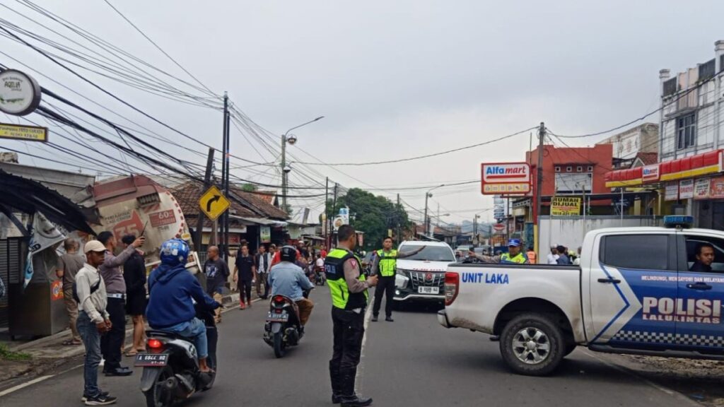 Satlantas Polres Pandeglang Bantu Evakuasi Laka Tunggal Truk Petamina 1 WhatsApp Image 2023 12 04 at 14.11.42