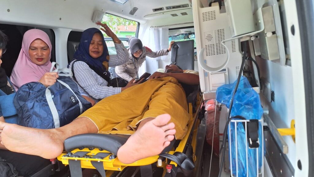 Bentuk Kepedulian Polres Pandeglang: Tim Kesehatan Siddokkes Bantu Warga Sakit di Kp. Kadulawang 10 WhatsApp Image 2023 12 04 at 18.15.02