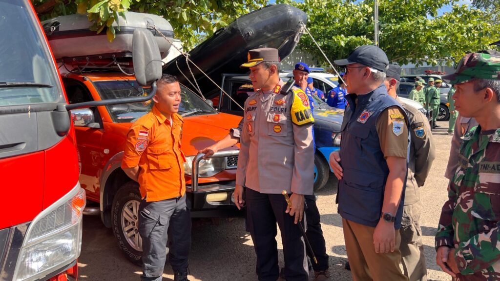 Kesiapan Menyeluruh: Kapolres Pandeglang Pimpin Apel Pasukan Siaga untuk Hadapi Bencana Alam 9 WhatsApp Image 2023 12 11 at 10.41.24