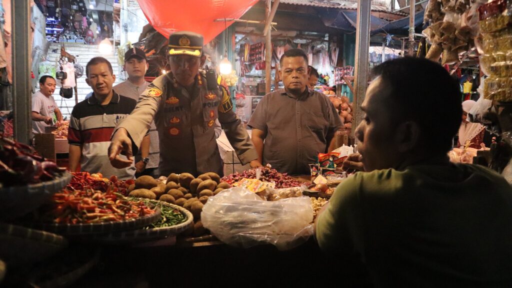 Kapolres Pandeglang Memimpin Cek Ketersediaan Bahan Sembako Menjelang Natal dan Tahun Baru di Pasar Badak 6 WhatsApp Image 2023 12 12 at 13.47.38