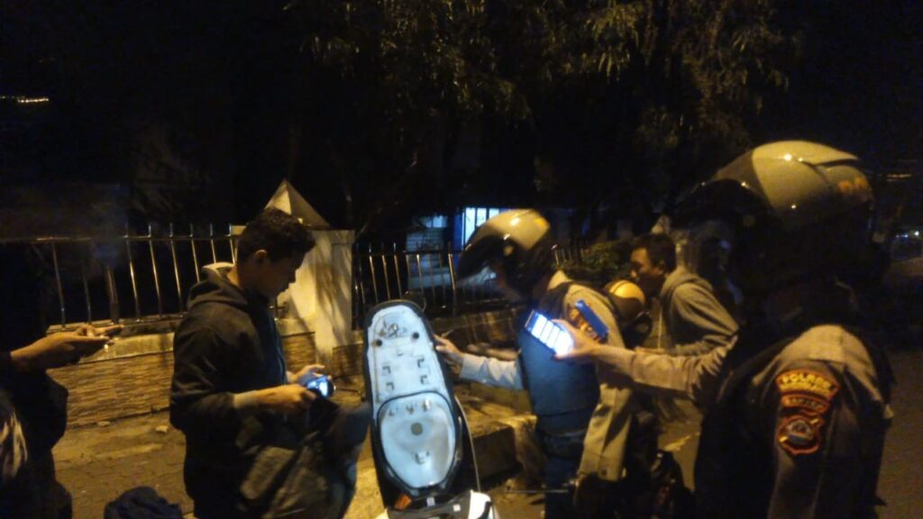 Satgas Preventif Operasi Lilin Maung 2023 Polres Pandeglang Tingkatkan Patroli di Alun-alun Pandeglang 10 WhatsApp Image 2023 12 23 at 07.09.56