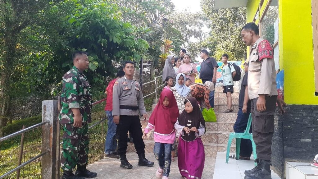 Polsek Banjar Gelar Pengamanan di Wisata Kolam Pemandian Air Panas Cisolong Menyambut Natal dan Tahun Baru 7 WhatsApp Image 2023 12 23 at 18.41.16