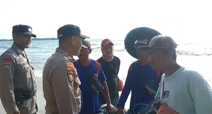 Kapolsek Carita dan Anggota Gelar Patroli Dialogis, Himbau Warga dan Wisatawan Terapkan Kamtibmas dan Protokol Kesehatan di Pantai Sambolo Carita 2 WhatsApp Image 2023 12 24 at 11.40.23