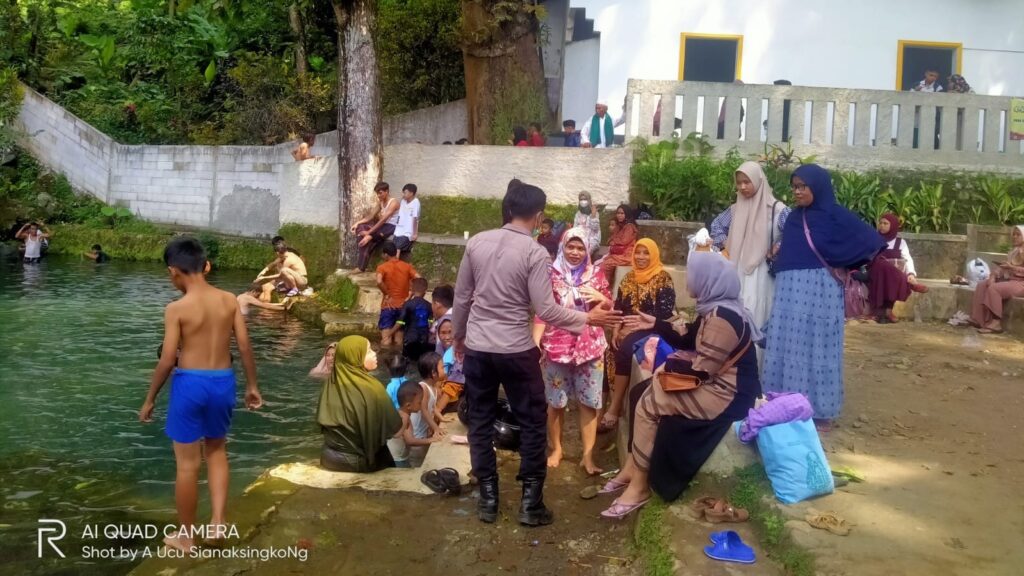 Bhabinkamtibmas Polsek Mandalawangi Ajak Wisatawan Terapkan Protokol Kesehatan dan Dukung Operasi Lilin Maung 2023 6 WhatsApp Image 2023 12 24 at 12.59.46