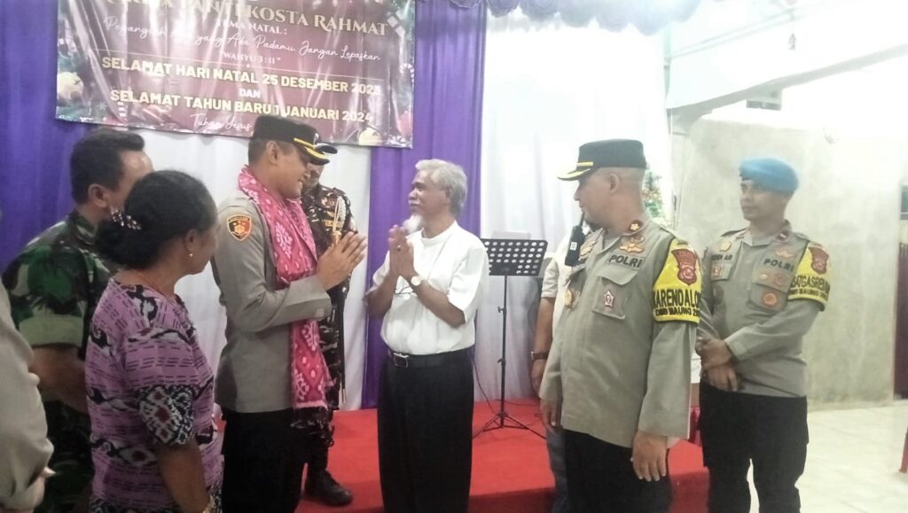 Wujud Toleransi Agama : Kapolres Pandeglang Bersama Banser NU Gelar Pengamanan Ibadah Natal 2023 10 WhatsApp Image 2023 12 24 at 17.50.10