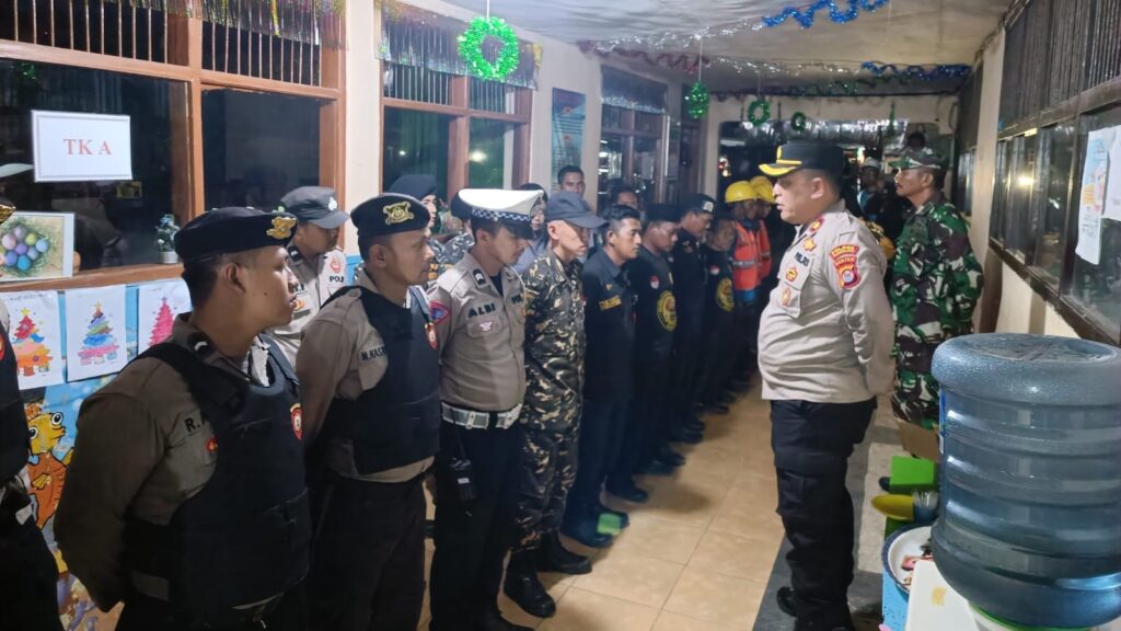 Kapolsek Labuan Pimpin Pengamanan Misa Natal di SD Mardiyuana 8 WhatsApp Image 2023 12 24 at 19.50.36