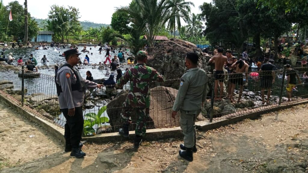 Polsek Pulosari Lakukan Patroli Wisata dalam Operasi Lilin Maung 2023 5 WhatsApp Image 2023 12 24 at 21.29.33