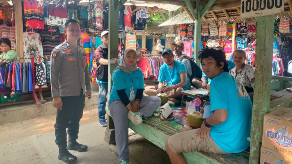 Kanit Samapta Polsek Carita Lakukan Patroli Dialogis dan Himbauan Kamtibmas di Pantai Karangsari 4 WhatsApp Image 2023 12 25 at 00.22.40