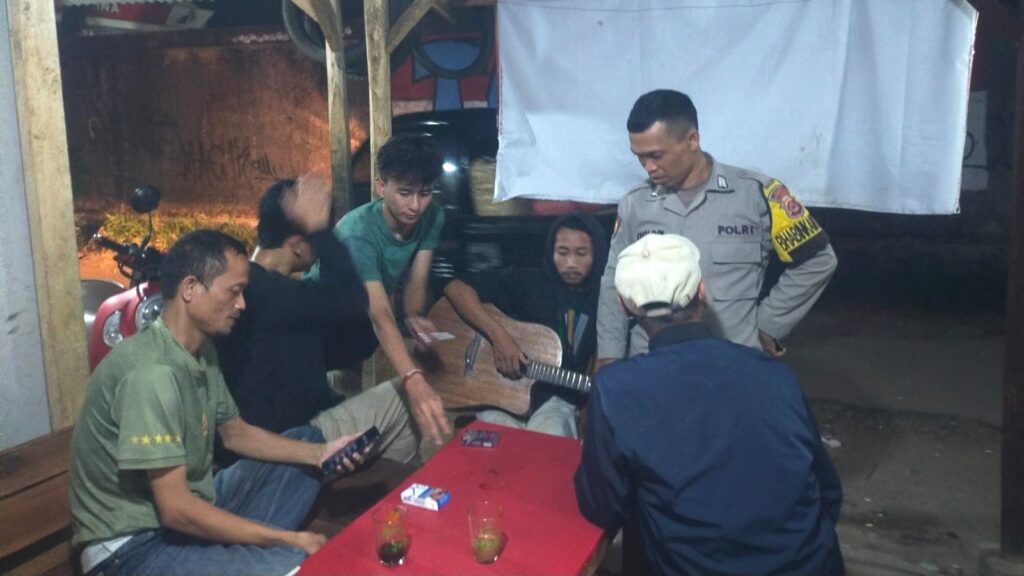 Patroli Polsek Saketi Himbau Warga Binaan Agar Tidak Mengonsumsi Minuman Beralkohol 6 WhatsApp Image 2023 12 25 at 08.07.43