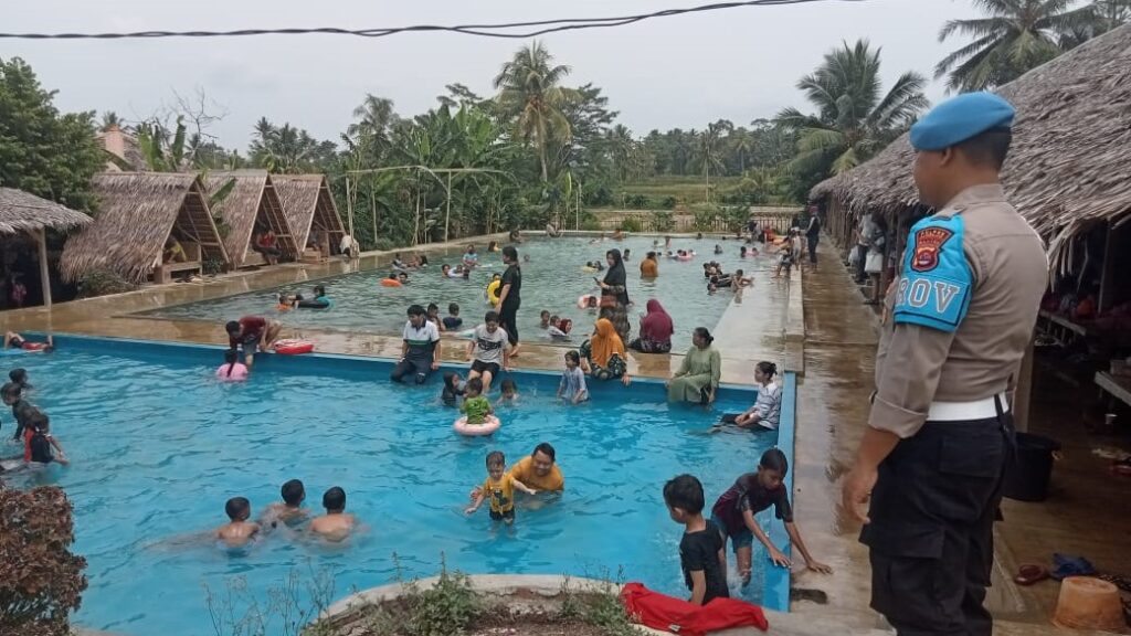 Polsek Cikedal Gelar Patroli di Objek Wisata Kolam Renang Saung Ibu Ende dalam Ops Lilin Maung 2023 3 WhatsApp Image 2023 12 25 at 11.38.51