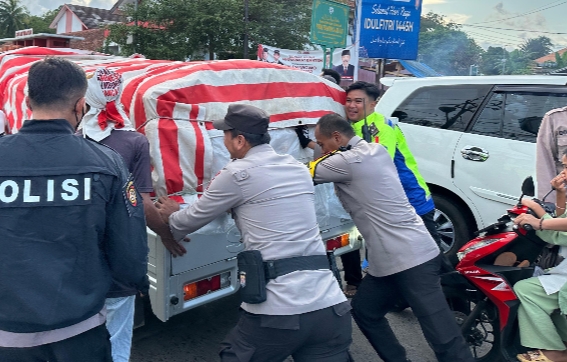 Kapolres Pandeglang Bantu Dorong Kendaraan Mogok untuk Lancarkan Arus Lalu Lintas 9 IMG 20240408 185307