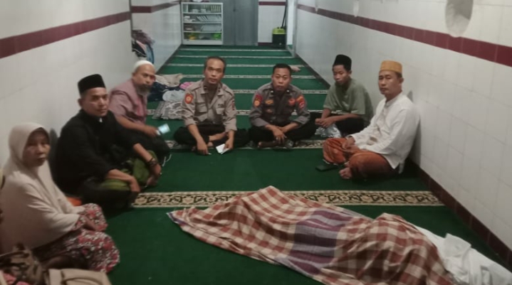 Polsek Labuan Memberikan Quick Respon atas Insiden Meninggalnya Salah Satu Rombongan Peziarah di Masjid Agung Assalafi 3 IMG 20240415 052709