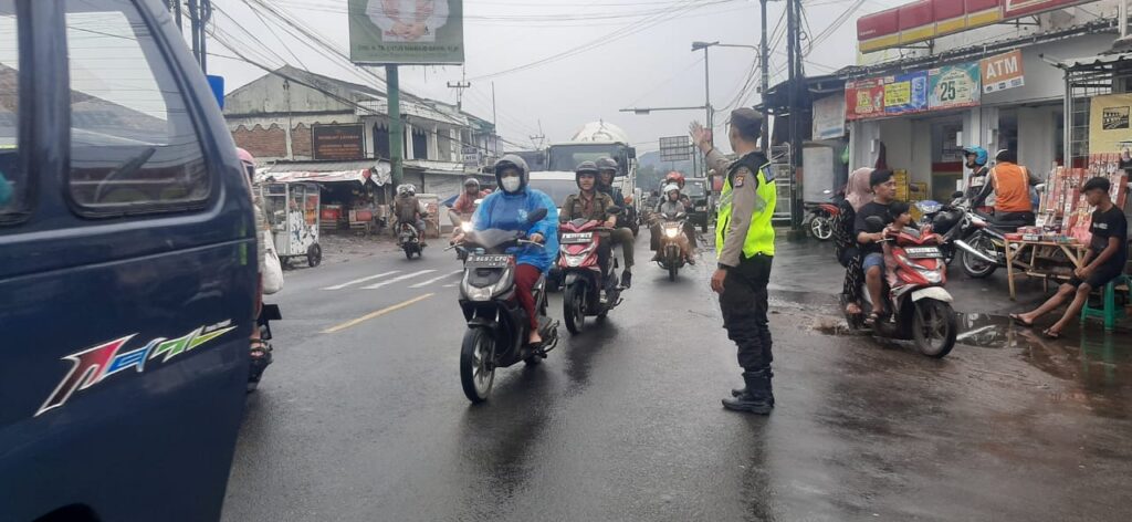 Piket SPKT Polsek Cadasari Berikan Pelayanan di Titik Rawan Kecelakaan dan Kemacetan 9 WhatsApp Image 2024 04 02 at 3.33.42 AM