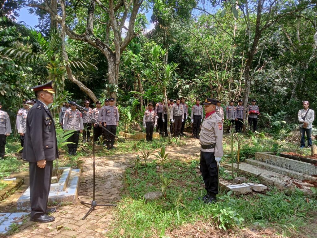 Polres Pandeglang: Menghormati Personil Polri yang Telah Tiada 8 WhatsApp Image 2024 04 07 at 12.52.56