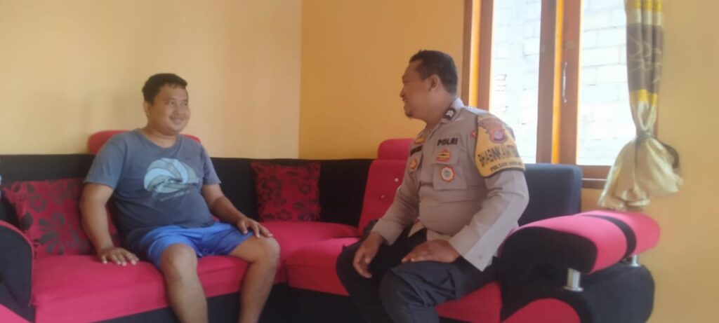 Bhabinkamtibmas Polsek Munjul Laksanakan Kegiatan Sambang Masyarakat untuk Mempertahankan Kondisi Sitkamtibmas yang Kondusif 2 WhatsApp Image 2024 04 08 at 03.21.50