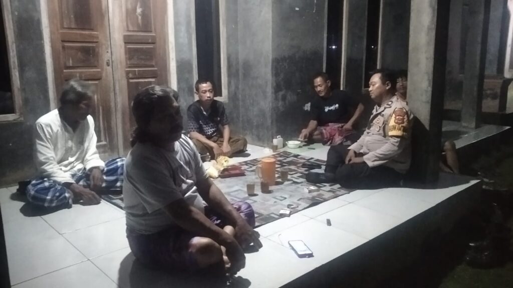Polsek Munjul Laksanakan Patroli Dialogis untuk Menjaga Keamanan dan Ketertiban Masyarakat 4 WhatsApp Image 2024 04 08 at 03.25.41