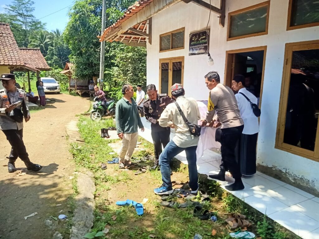 Polsek Cadasari Berikan Upacara Pemakaman Kedinasan Bagi Akp Purn Sumardi 5 WhatsApp Image 2024 04 08 at 03.46.16