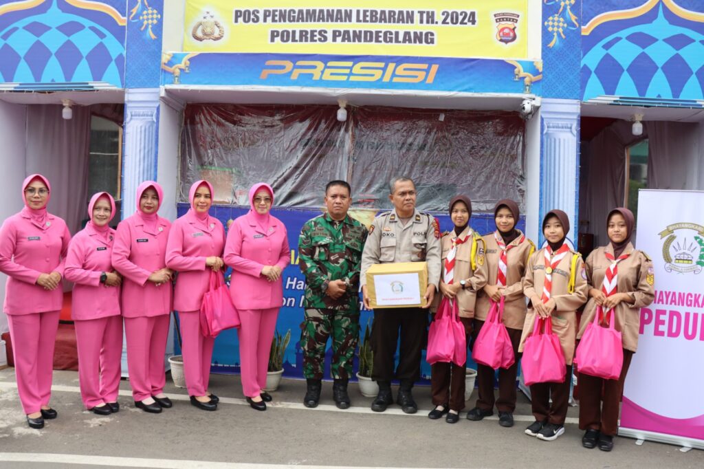 Ketua Bhayangkari Cabang Pandeglang Berikan Dukungan kepada Pos Pengamanan Operasi Ketupat Maung 2024 Polres Pandeglang 5 WhatsApp Image 2024 04 09 at 12.50.56
