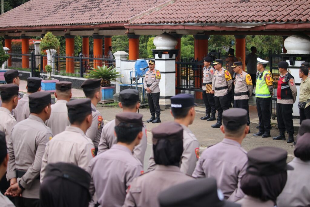 Kapolres Pandeglang Pimpin Apel Kesiapan Pengamanan Malam Takbiran Idul Fitri 1445 H di Panciniti Alun-Alun Pandeglang 3 WhatsApp Image 2024 04 09 at 17.14.07