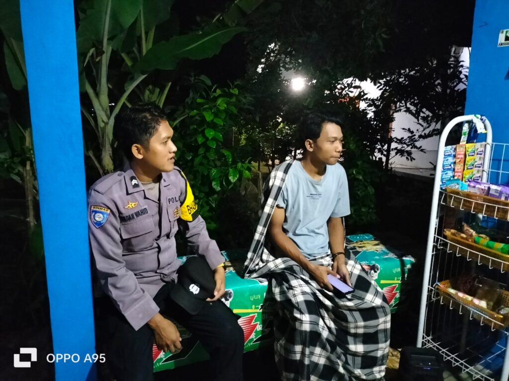 Bhabinkamtibmas Polsek Pagelaran Berperan Aktif dalam Patroli Malam Dialogis untuk Meningkatkan Keamanan di Desa Binaan selama Libur Lebaran Idul Fitri 1445 H 7 WhatsApp Image 2024 04 11 at 04.39.32