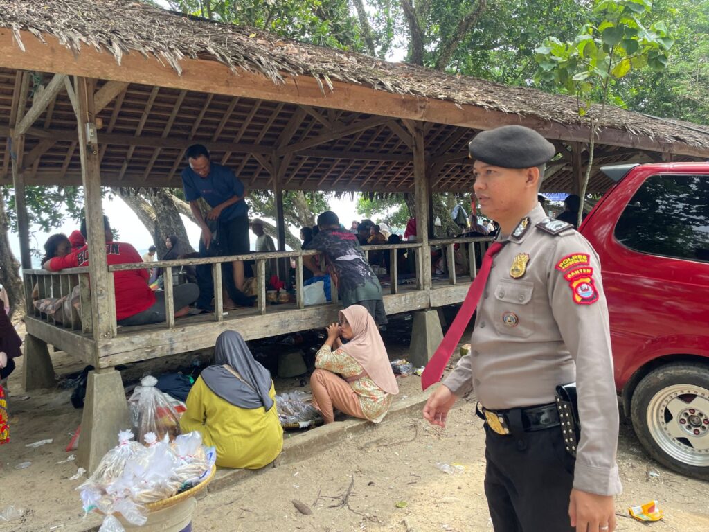 Satpamobvit Polres Pandeglang Menggelar Patroli Wisata dalam Operasi Ketupat Maung 2024 di Pantai Sambolo 6 WhatsApp Image 2024 04 11 at 16.30.35