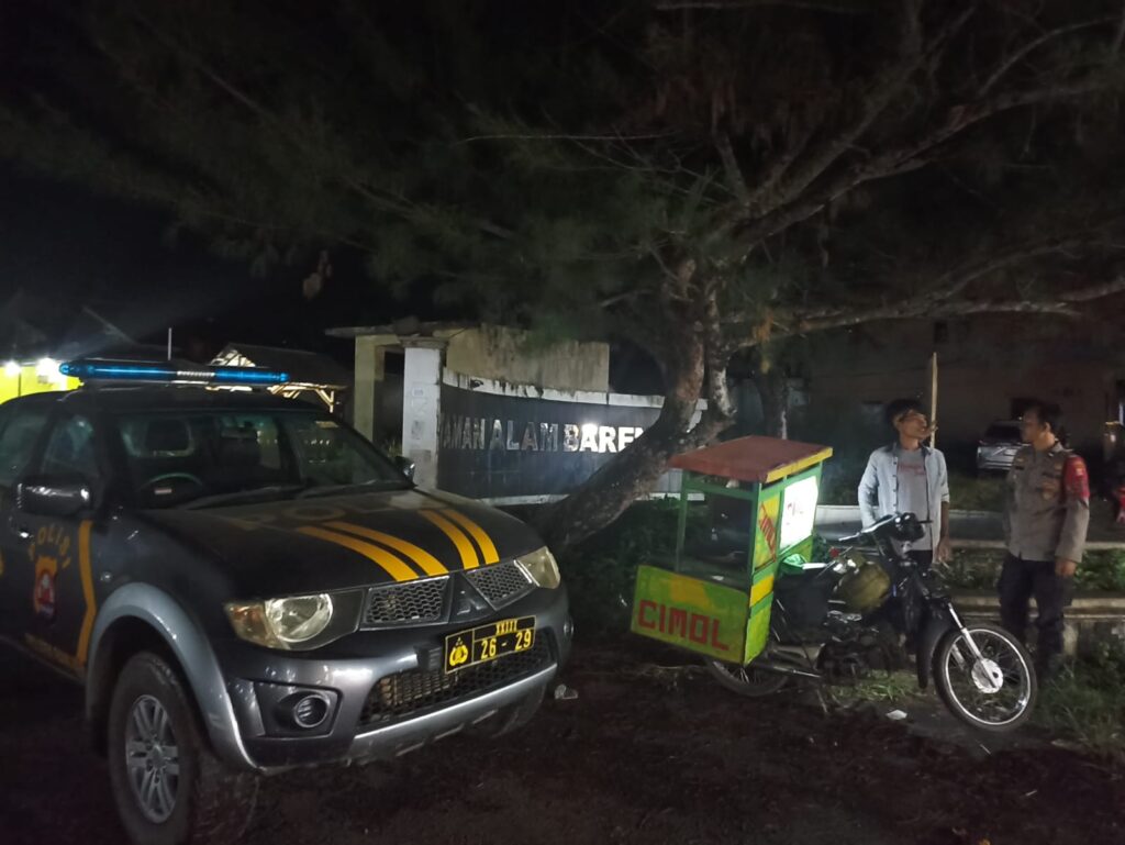 Polsek Carita Polres Pandeglang Melakukan Patroli Mobile untuk Memantau Kondisi Rumah Kosong selama Mudik Lebaran 2024 4 WhatsApp Image 2024 04 12 at 05.56.19