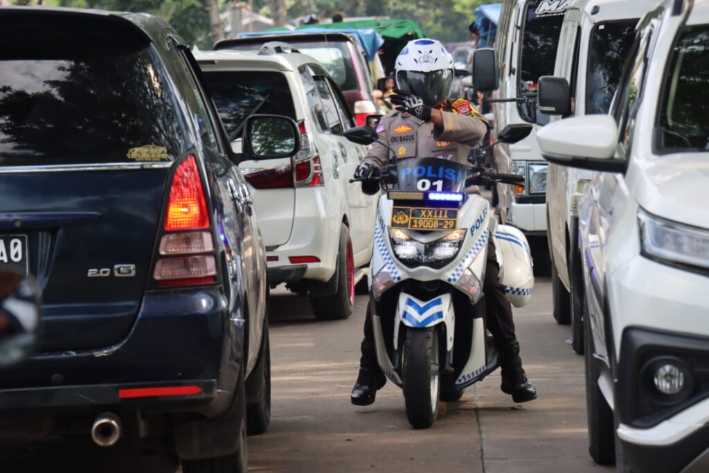 Kapolres Pandeglang Turun Langsung Mengurai Kemacetan di Jalur Wisata Carita 10 WhatsApp Image 2024 04 13 at 18.51.23