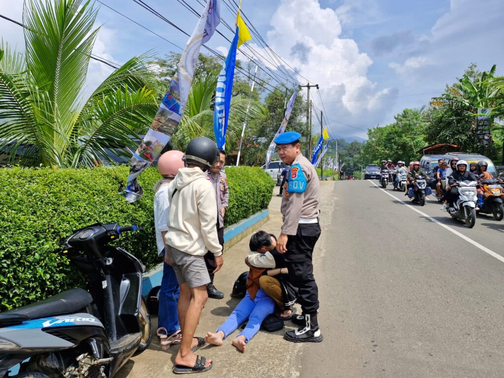 Polsek Mandalawangi Memberikan Pertolongan pada Pengendara yang Mengalami Kecelakaan saat Libur Lebaran Idul Fitri 1445 H 8 WhatsApp Image 2024 04 14 at 10.37.20