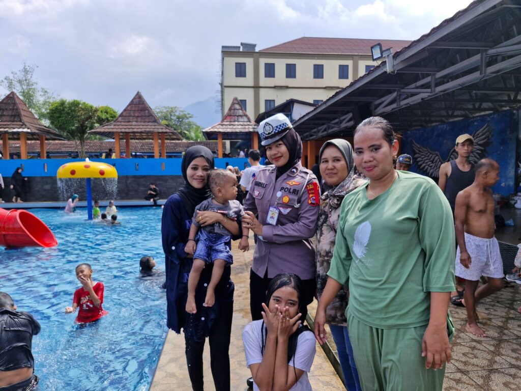 Polwan Polres Pandeglang Gelar Patroli Wisata Dialogis di Wisata Air Tirta Persada DM Mandalawangi 7 WhatsApp Image 2024 04 14 at 10.59.49