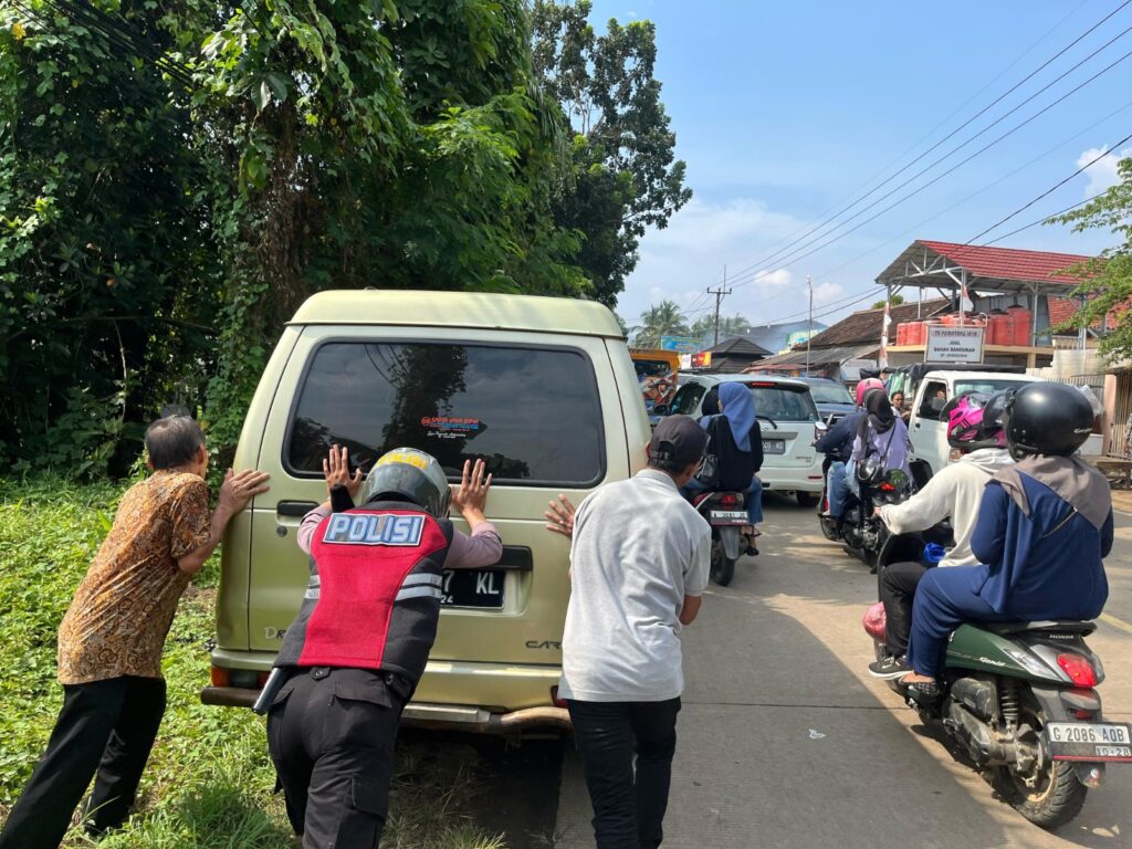 Sat Samapta Polres Pandeglang Memberikan Pelayanan Terbaik saat Libur Lebaran Idul Fitri 1445 H 5 WhatsApp Image 2024 04 14 at 12.18.19