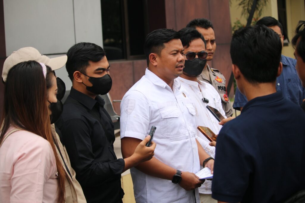 Satreskrim Polres Pandeglang Berhasil Mengamankan Tersangka Kasus Penipuan 5 WhatsApp Image 2024 04 15 at 13.47.33