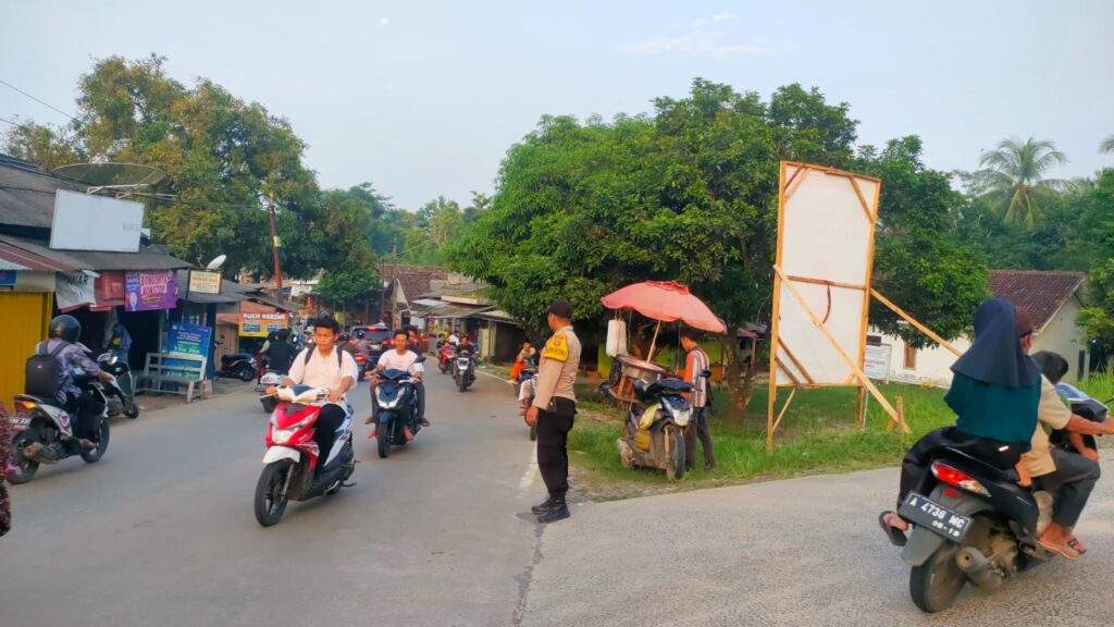 Personil Polsek Munjul Lakukan Pengaturan Lalu Lintas untuk Cegah Kemacetan dan Kecelakaan 5 WhatsApp Image 2024 04 21 at 20.45.57