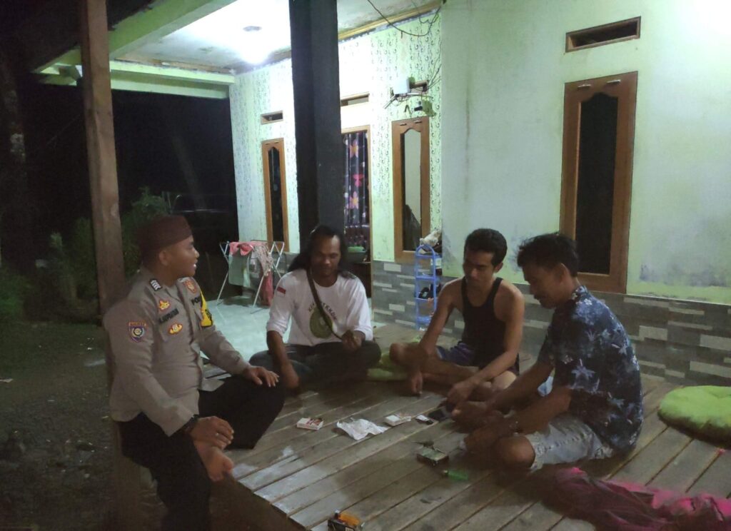 Polsek Munjul Polres Pandeglang Gelar Patroli Dialogis untuk Menjaga Kamtibmas di Wilayah Hukum 6 WhatsApp Image 2024 04 21 at 20.50.07