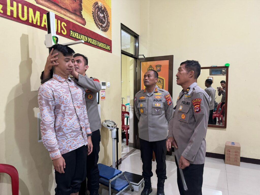Kapolres Pandeglang dan Kabag SDM Pantau Proses Pendaftaran Bintara Polri di Polres Pandeglang 4 WhatsApp Image 2024 04 22 at 10.16.11