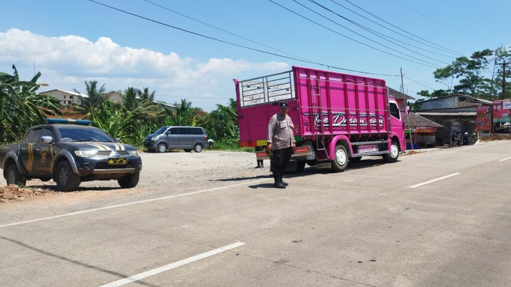 Polsek Bojong Polres Pandeglang: Berikan Pelayanan Strong Point untuk Kelancaran Lalulintas 1 WhatsApp Image 2024 04 22 at 12.29.40