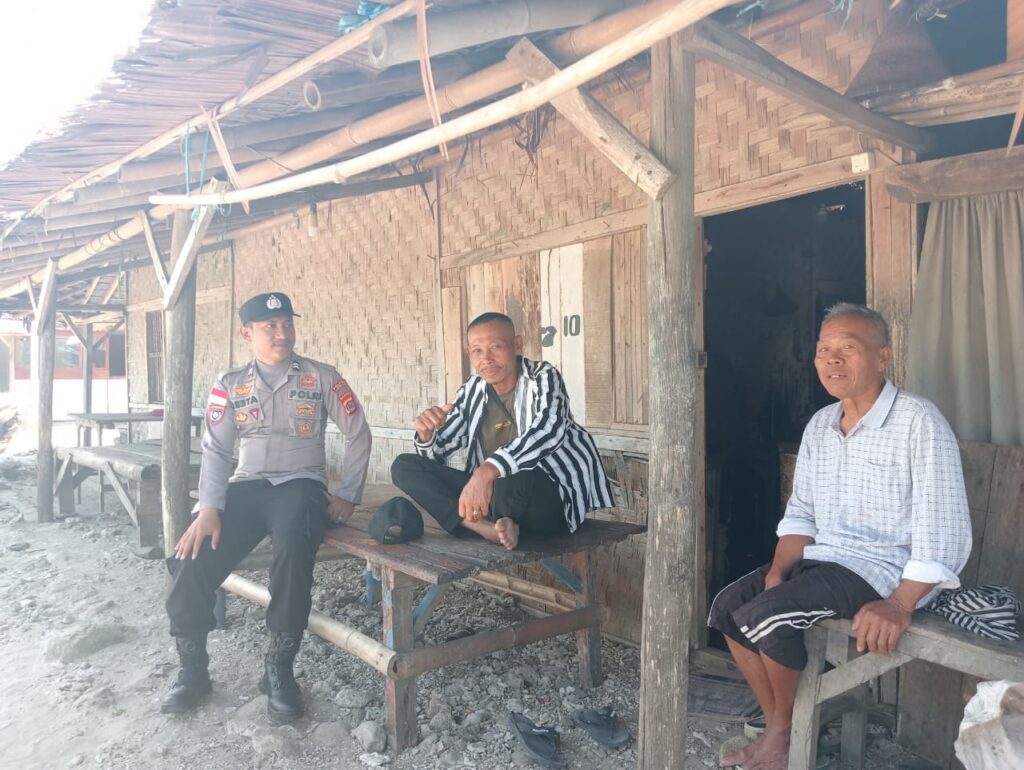 Polsek Cikeusik Terus Tingkatkan Patroli KRYD untuk Situasi Kamtibmas yang Aman 3 WhatsApp Image 2024 04 23 at 20.55.31