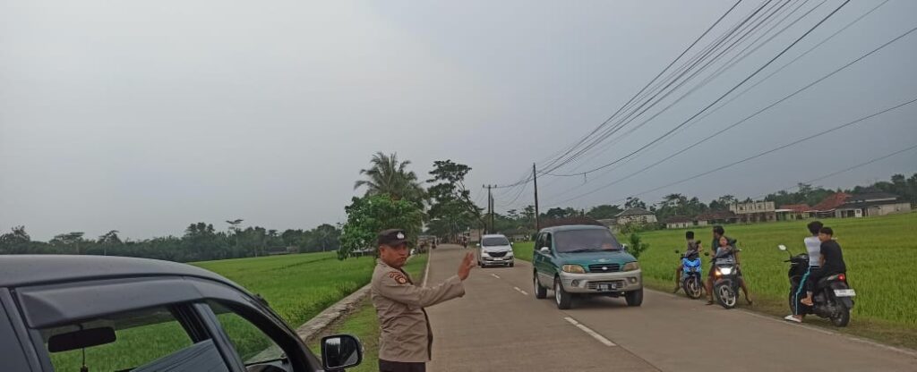 Polsek Munjul Lakukan Pengaturan Lalulintas untuk Antisipasi Kemacetan dan Kecelakaan 8 WhatsApp Image 2024 04 23 at 21.14.15
