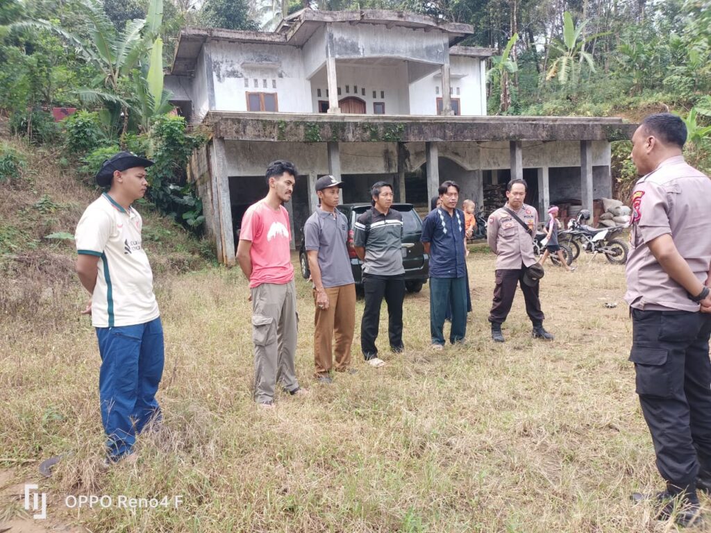 Polsek Pulosari Polres Pandeglang Berpartisipasi dalam Kegiatan Pembersihan Jalur Pendakian Gunung Pulosari 9 WhatsApp Image 2024 04 23 at 22.46.55