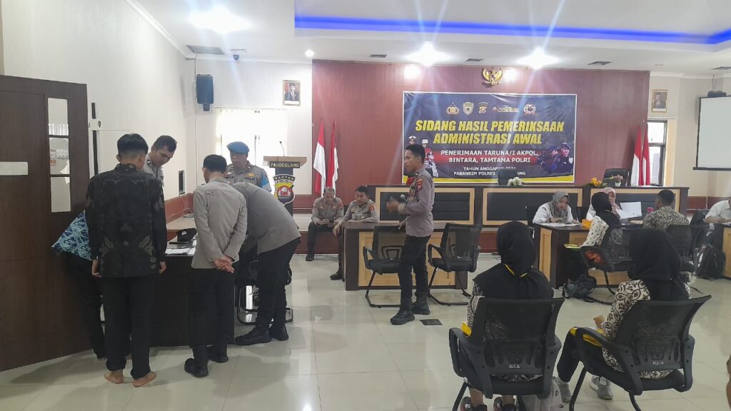 Pemeriksaan Administrasi Awal Penerimaan Terpadu Anggota Polri T.A. 2024 Berlangsung di Polres Pandeglang 1 WhatsApp Image 2024 04 24 at 10.08.52