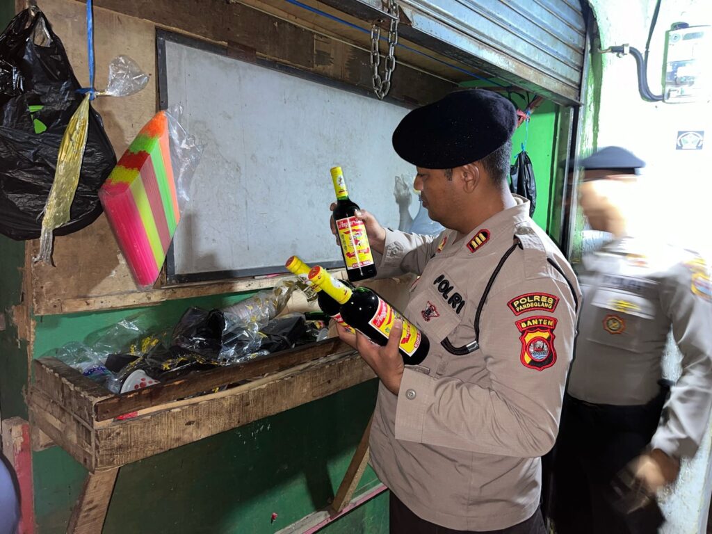 Sat Samapta Polres Pandeglang Berhasil Amankan Puluhan Botol Miras dalam Operasi Pekat 3 WhatsApp Image 2024 04 24 at 11.13.05